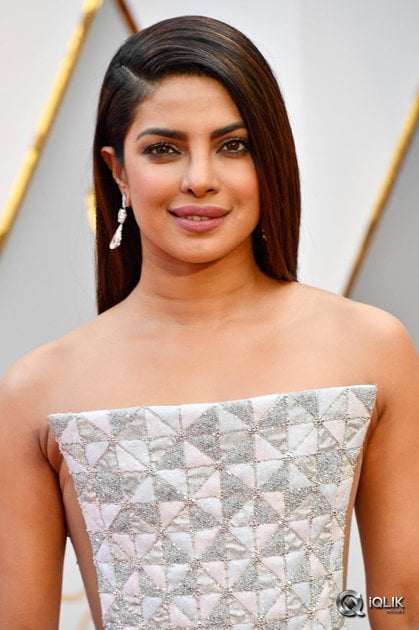 Priyanka-Chopra-at-Oscars-2017